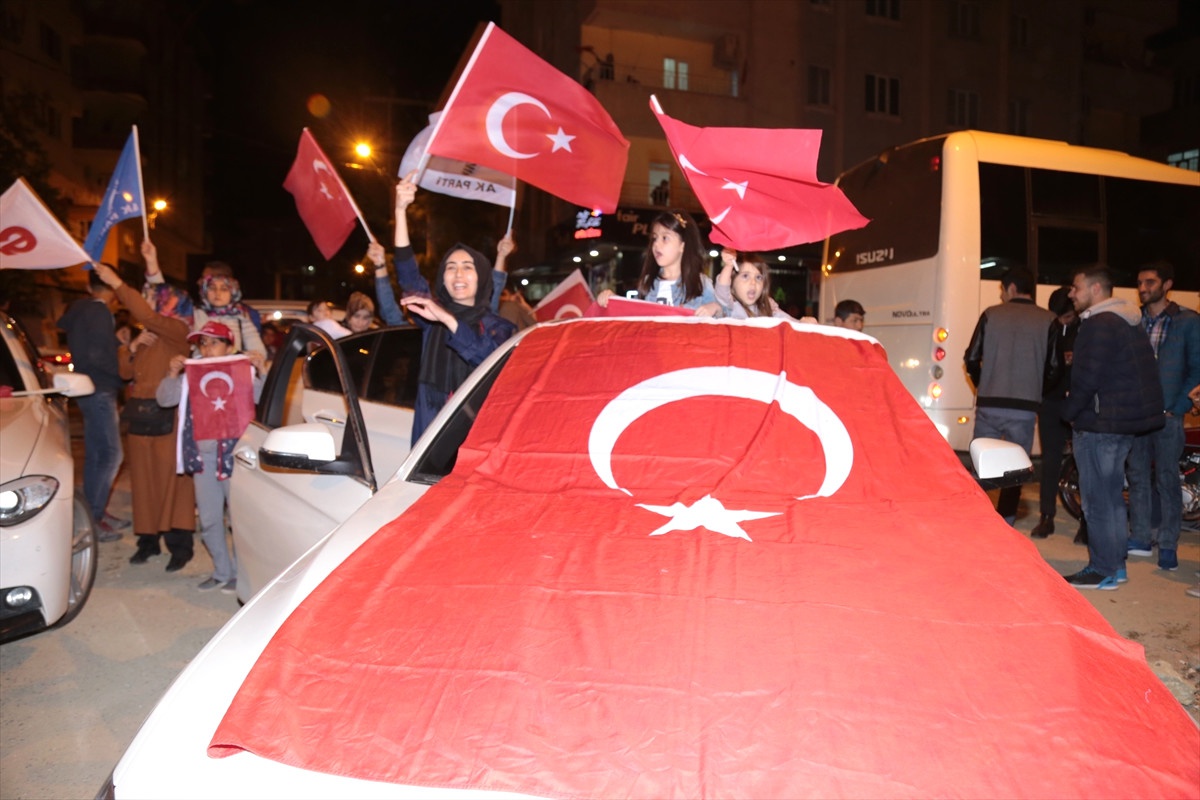 Halk Oylaması Sonuçları Kutlanıyor