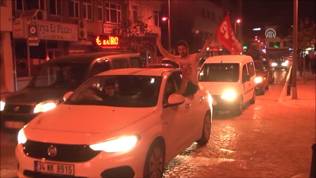 Halk Oylaması Sonuçları Kutlanıyor
