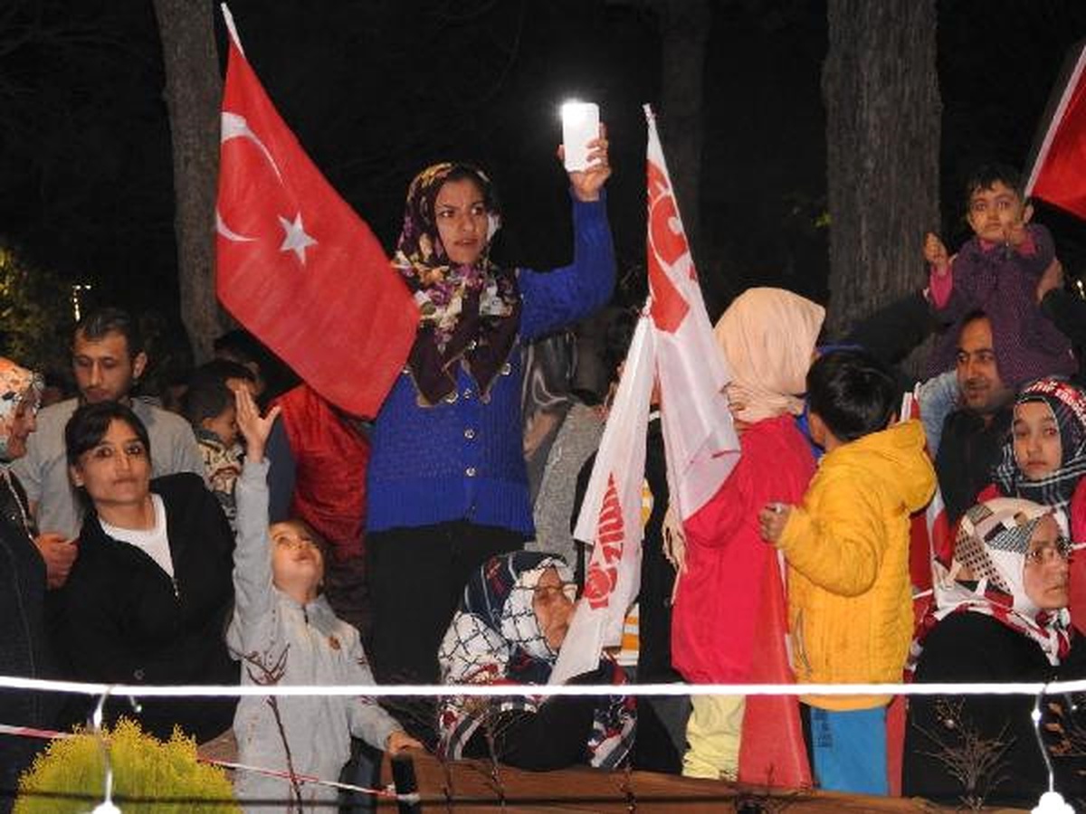 Halk Oylamasının Sonuçları Kutlanıyor