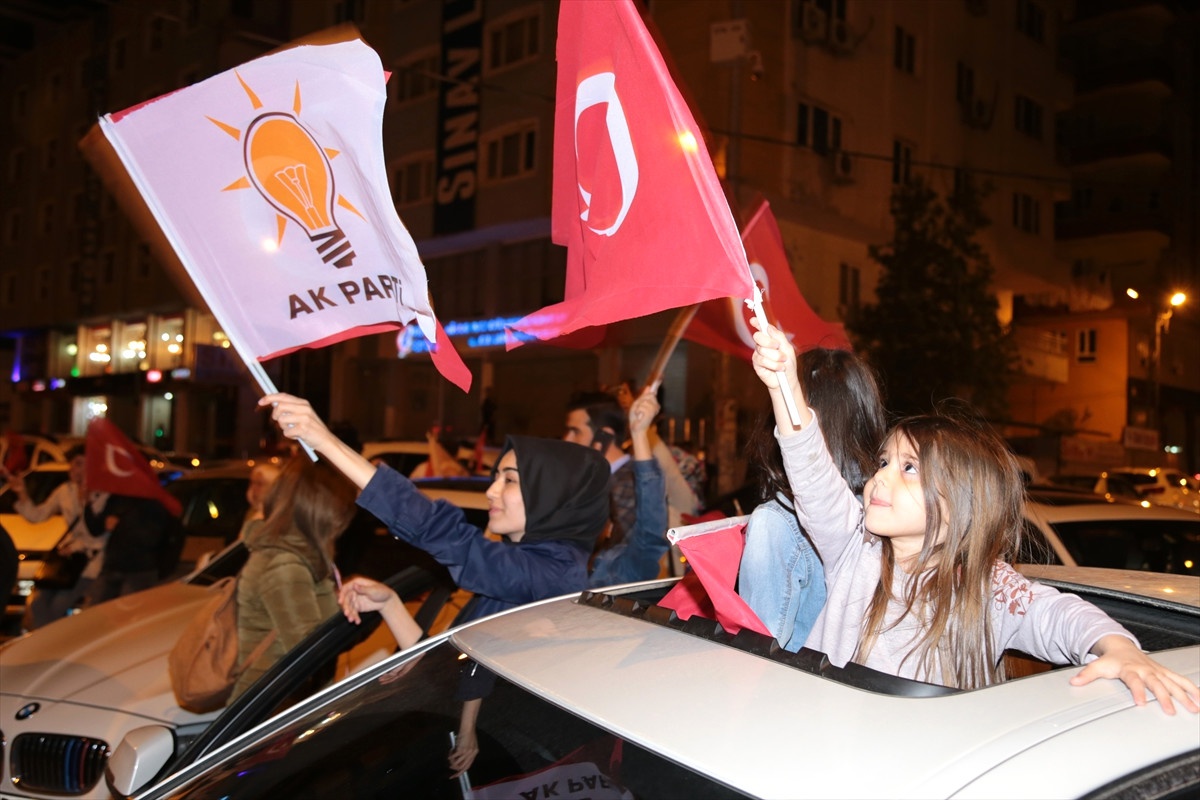 Halk Oylamasının Sonuçları Kutlanıyor