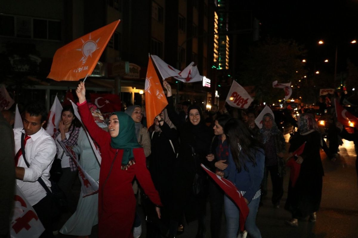 Izmir\'de Coşku Sokağa Taştı
