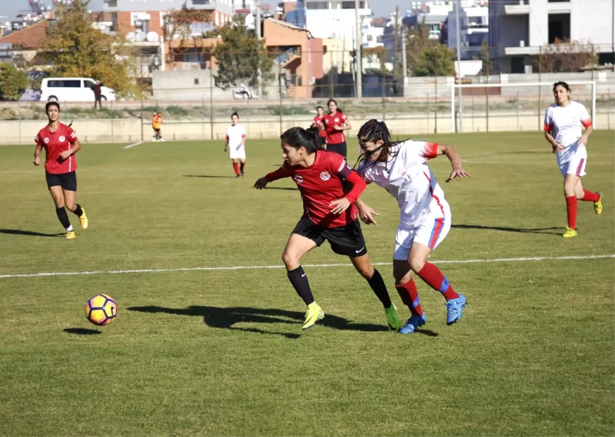 Kadın Futbolcunun Bacağı Iki Yerden Kırıldı