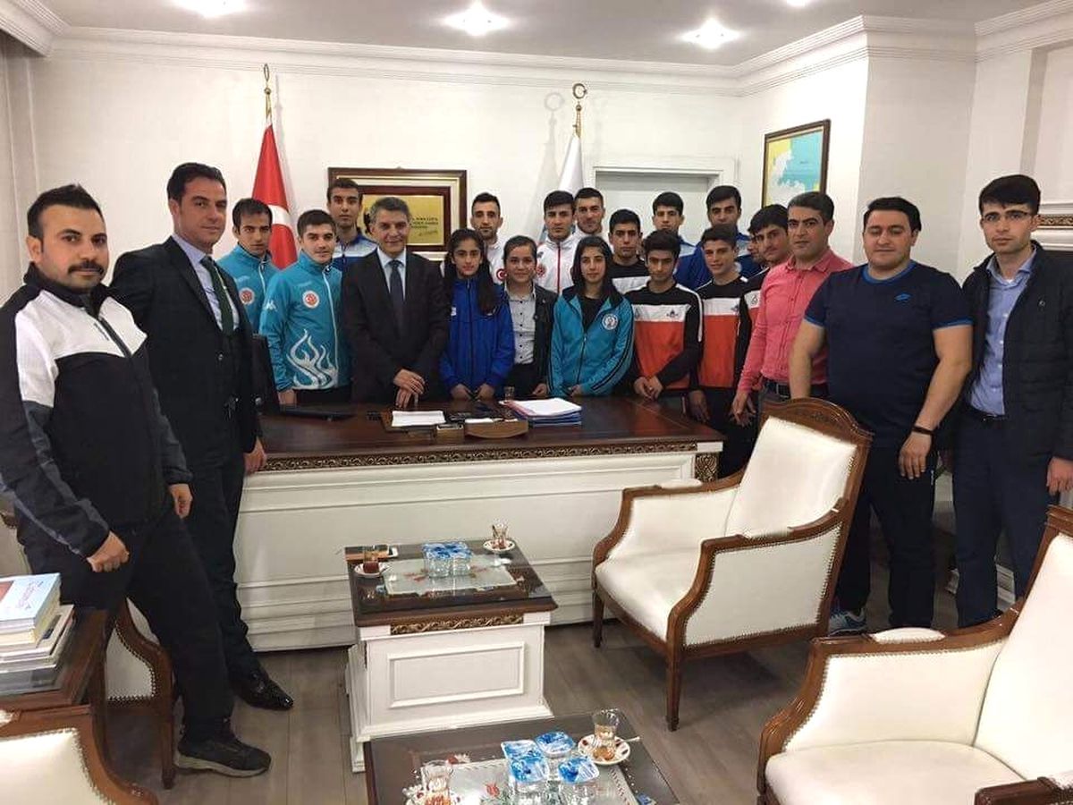 Kaymakam Özkan\'dan Başarılı Sporculara Ödül