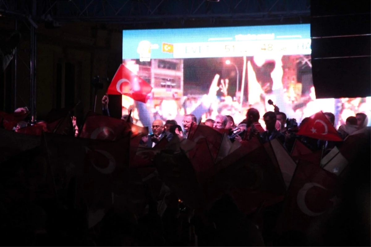 Kayseri\'de Referandum Sevinci