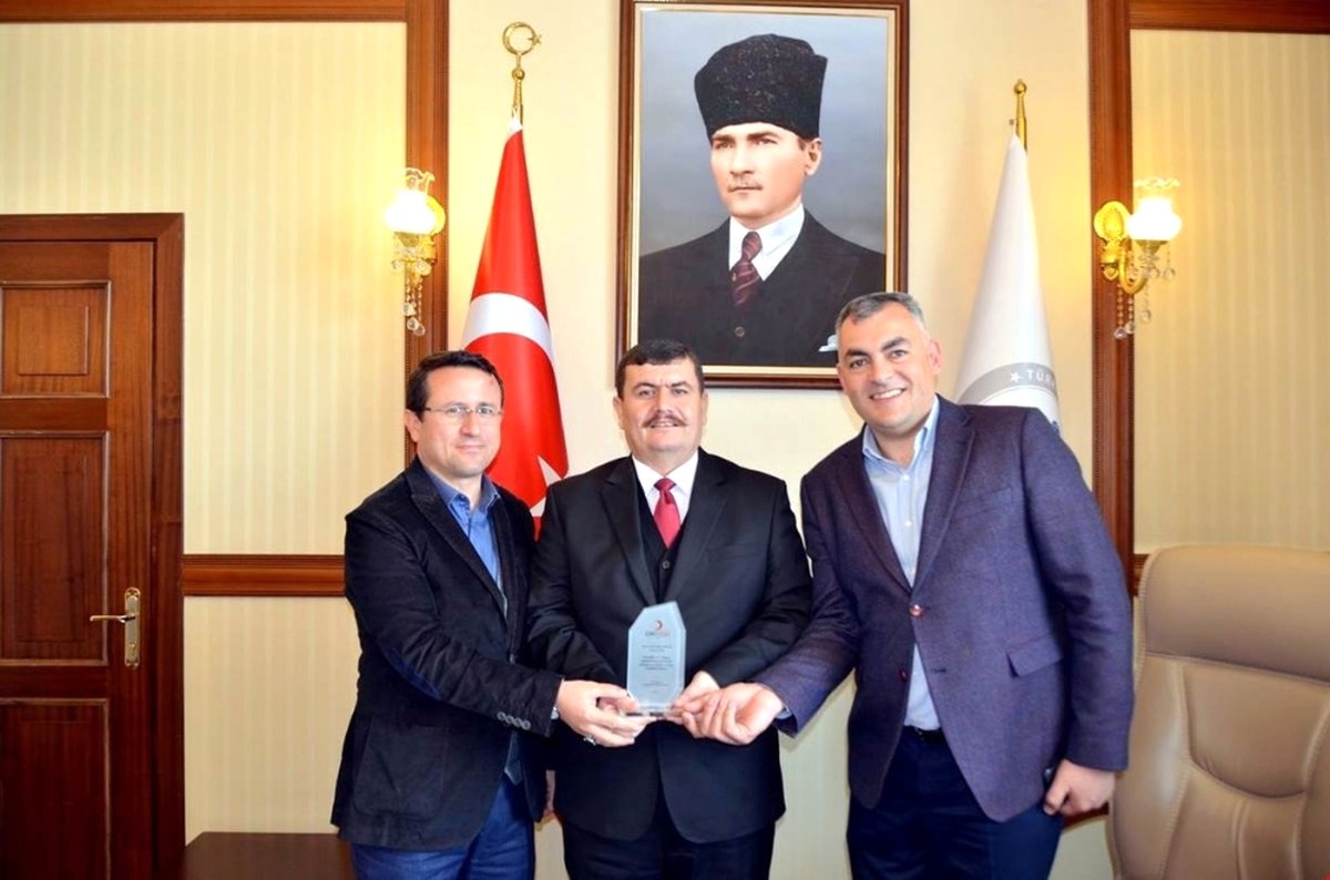 Kızılaydan, Vali Arslantaş\'a Kan Bağışı Desteği İçin Teşekkür Plaketi