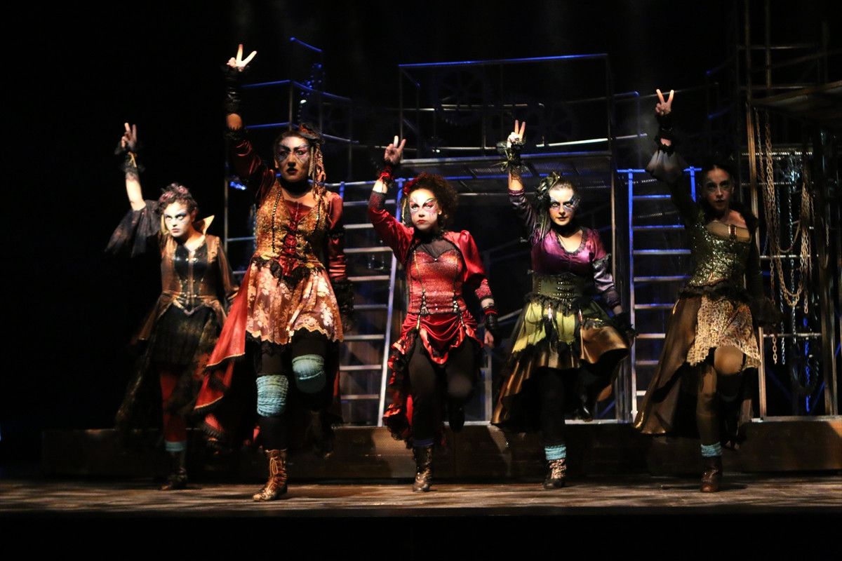 Lysistrata" Ankara\'da "Ruhlar Gelirse" Sivas\'ta Sahnelenecek