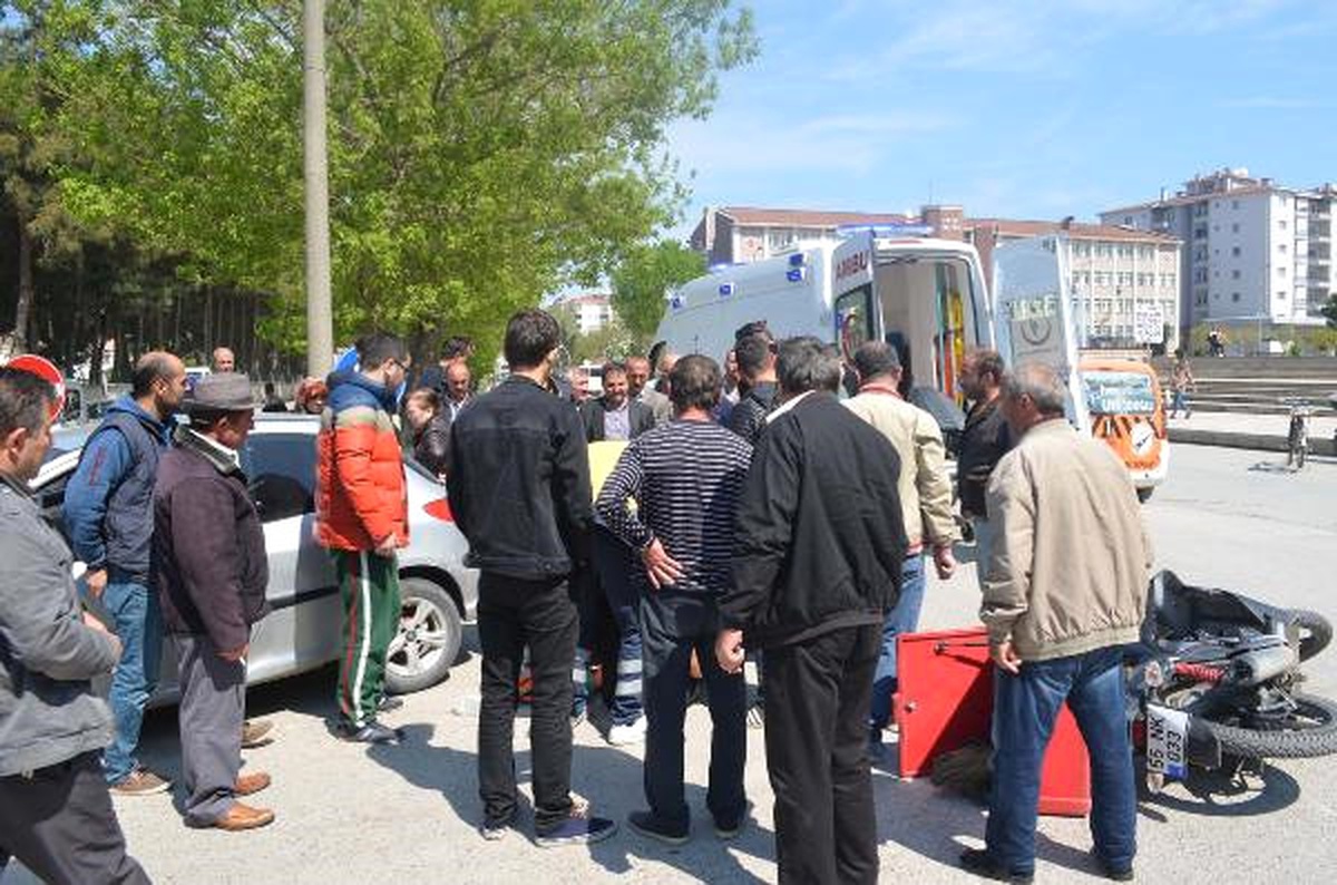 Motosiklet Otomobile Çarptı: 1 Yaralı