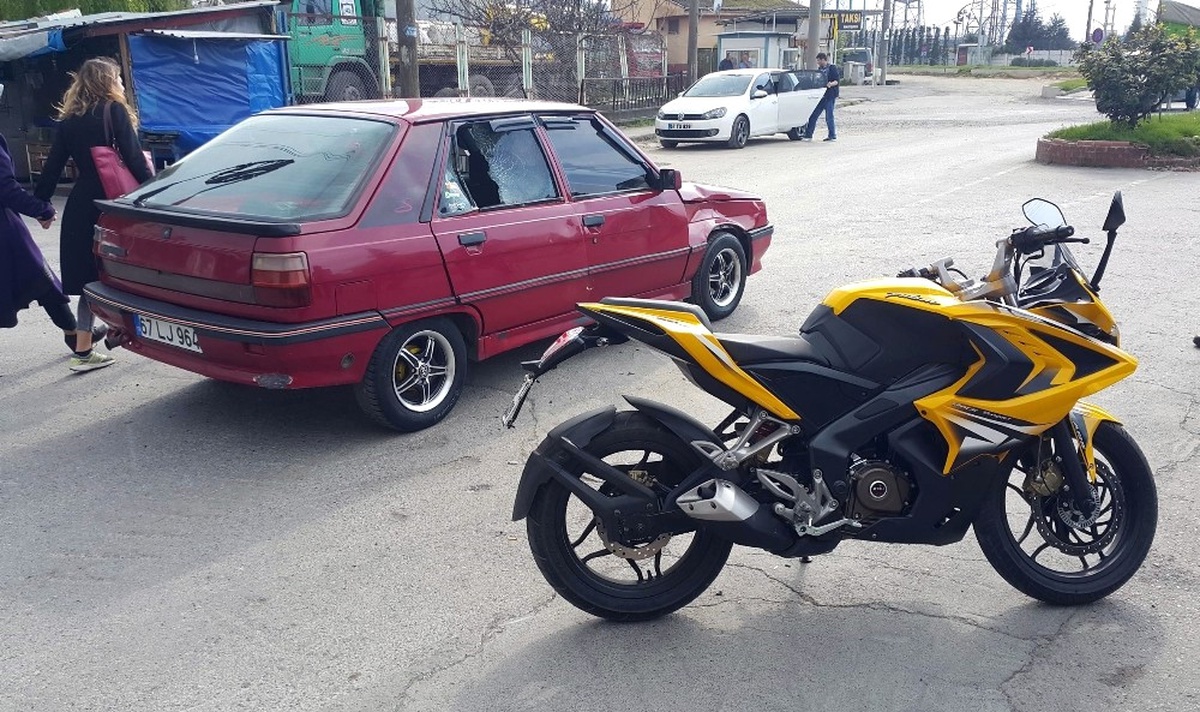 Motosiklet Otomobille Çarpıştı: ; 2 Yaralı
