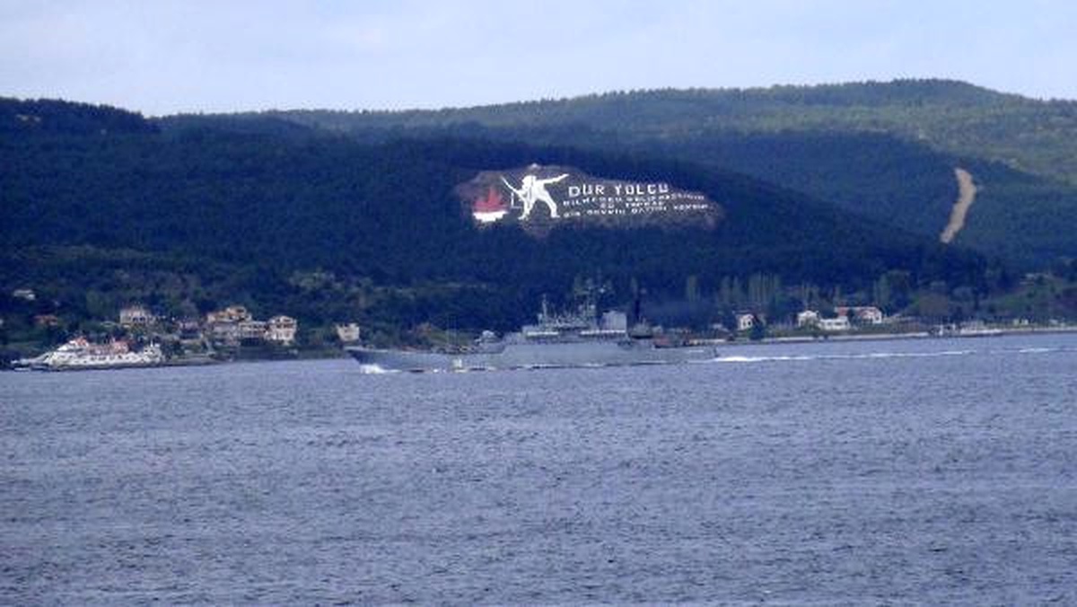 Rus Savaş Gemisi Çanakkale Boğazı\'ndan Geçti