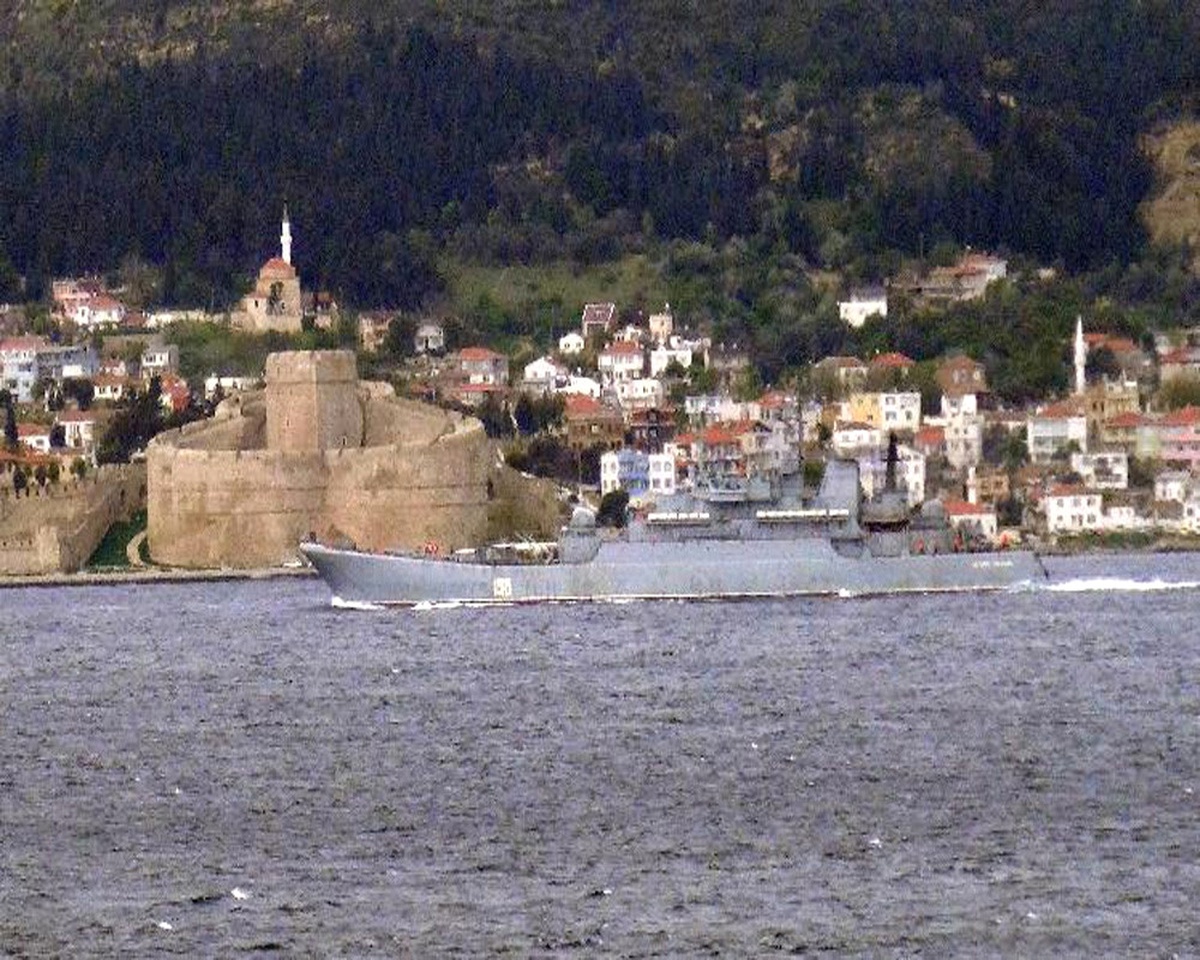Rus Savaş Gemisi Çanakkale Boğazı\'ndan Geçti