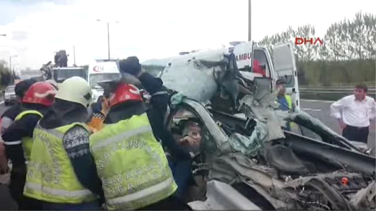 Sakarya Otomobil Yol Ayrımındaki Bariyerlere Girdi: 2 Yaralı