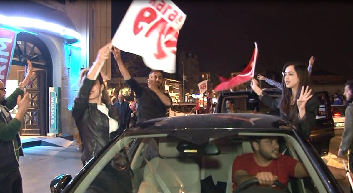 Taksim\'de Vatandaşlardan Referandum Kutlaması