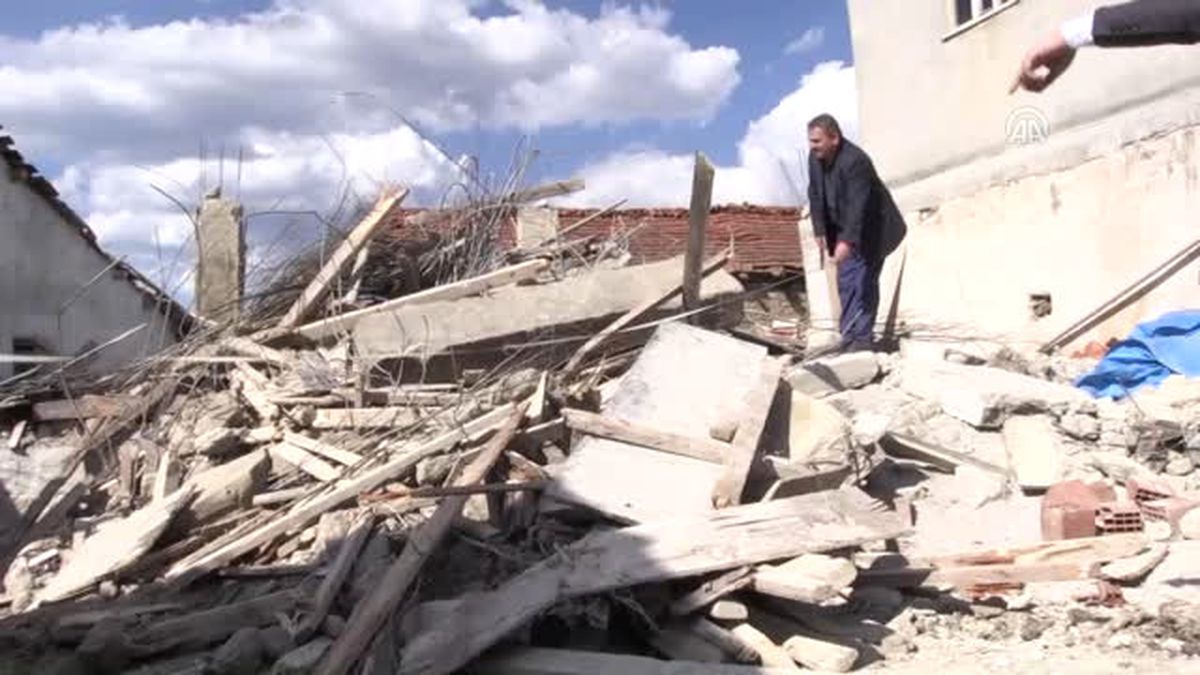 Traktör Garajı Inşaatı Çöktü: 3 Ölü (3)