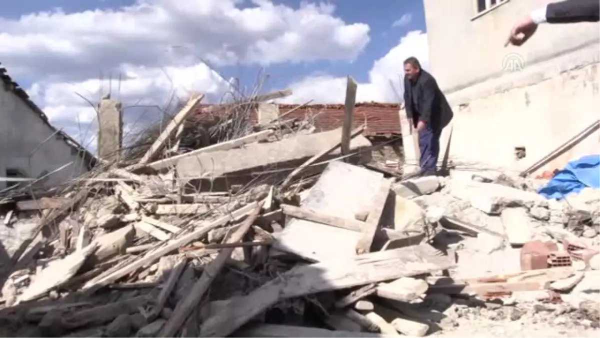 Traktör Garajı Inşaatı Çöktü: 3 Ölü (4)