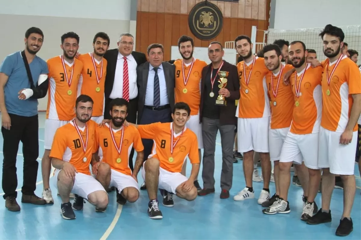 Voleybol Turnuvasının Finalistleri Belli Oldu