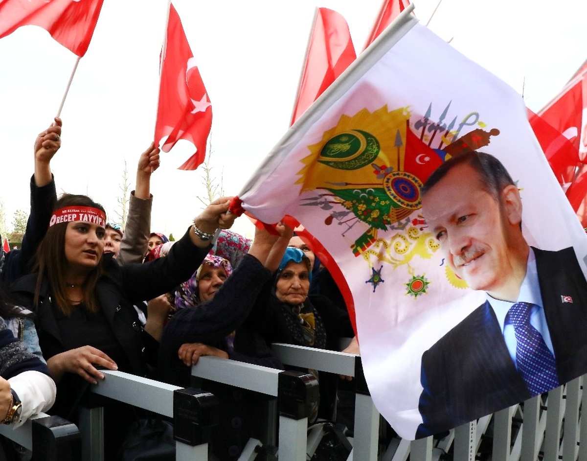 Yüzlerce Vatandaş Cumhurbaşkanı Erdoğan\'ı Coşkuyla Bekliyor