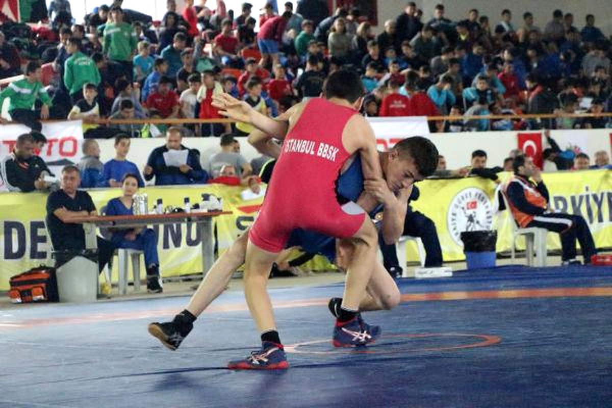 13-15 Yaş Grekoromen Türkiye Güreş Şampiyonası Başladı