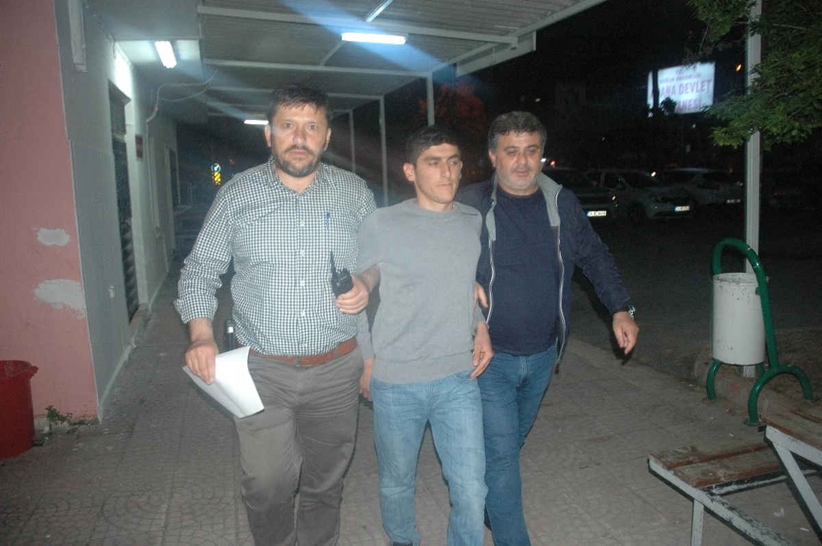 Adana\'da Otomobilin Kaleşnikof ve Tabancayla Taranmasına İlişkin: 6 Gözaltı