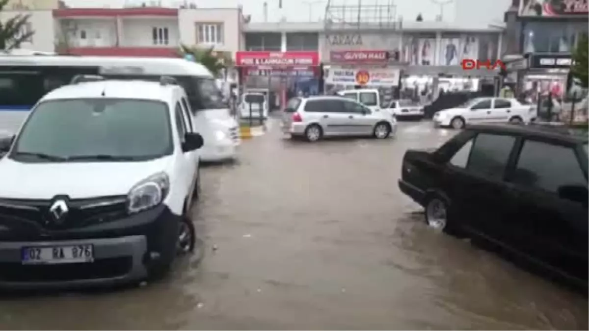 Adıyaman Kahta\'da Ev ve Işyerlerini Su Bastı