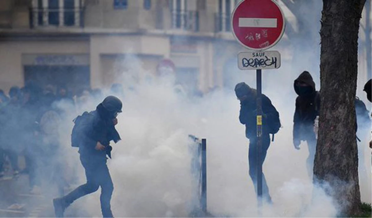 Aşırı Sağcı Le Pen Mitinginde Protesto