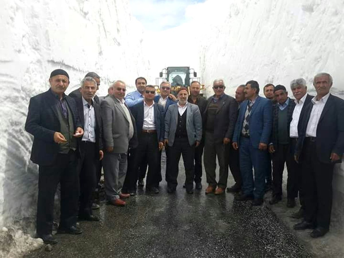 Bahçesaray Yolunda Kar Temizleme Çalışması