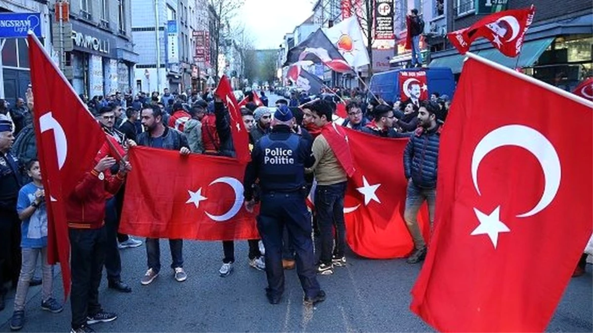 Belçika\'da \'Evetçi Türklerin Çifte Vatandaşlığı Kaldırılsın\' Çağrısı