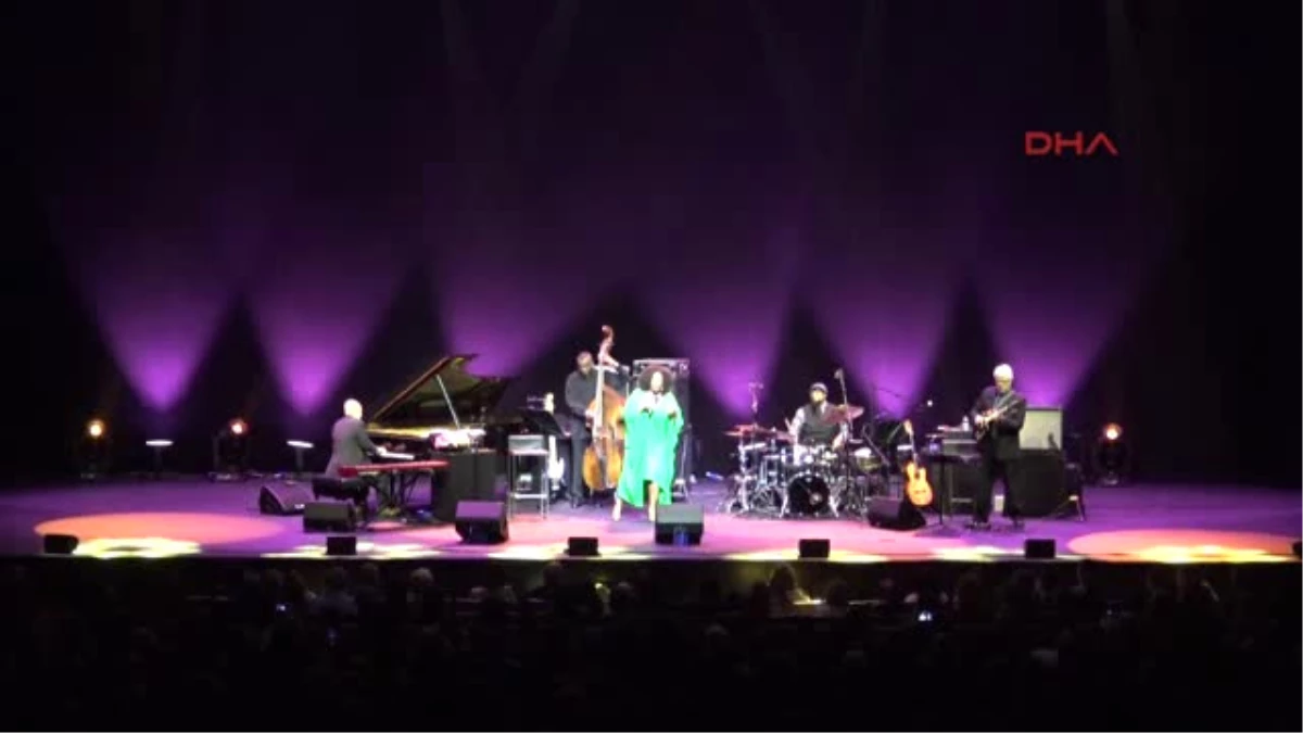 Cazın Divası Dianne Reeves Istanbul\'da Konser Verdi