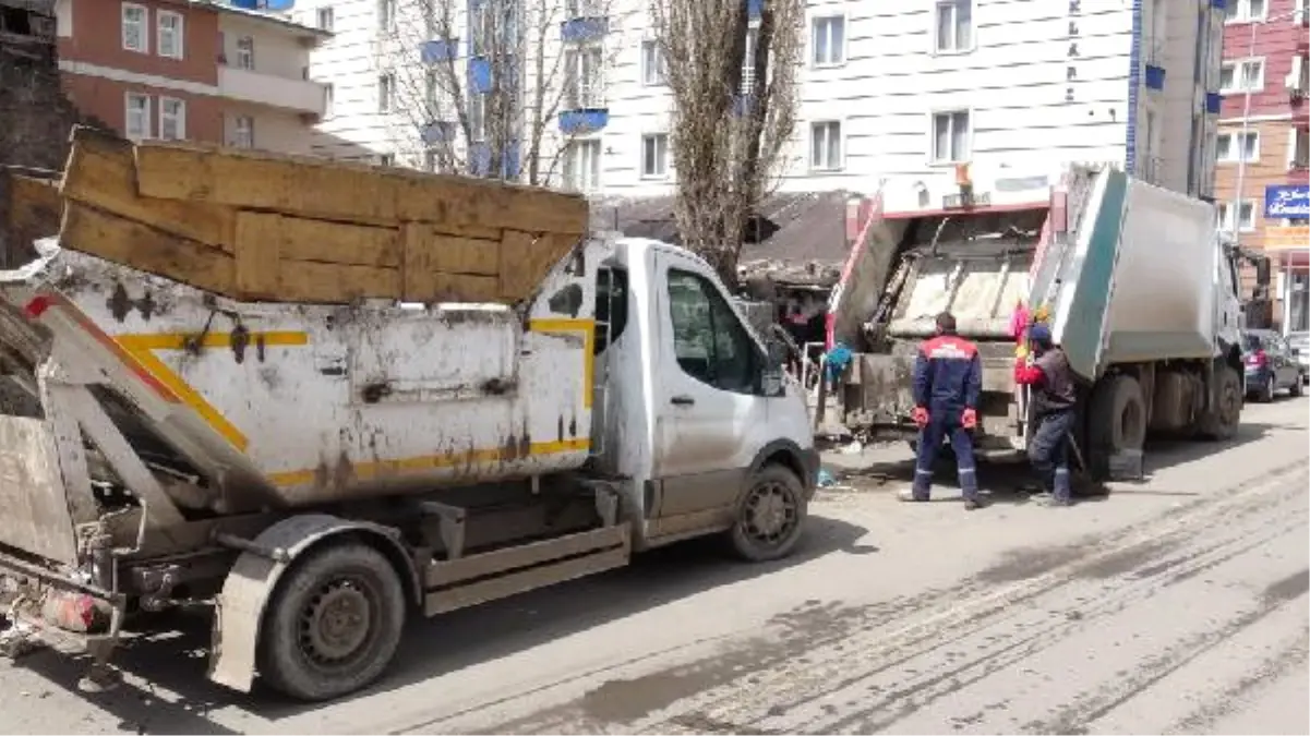 Çöp Evinin Boşaltılmaması İçin Kendini Kapıya Zincirledi