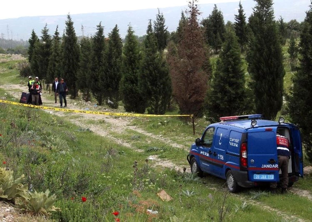 Denizli\'de Yol Kenarında Cesedi Bulunan Kadının Kimliği Belirlendi