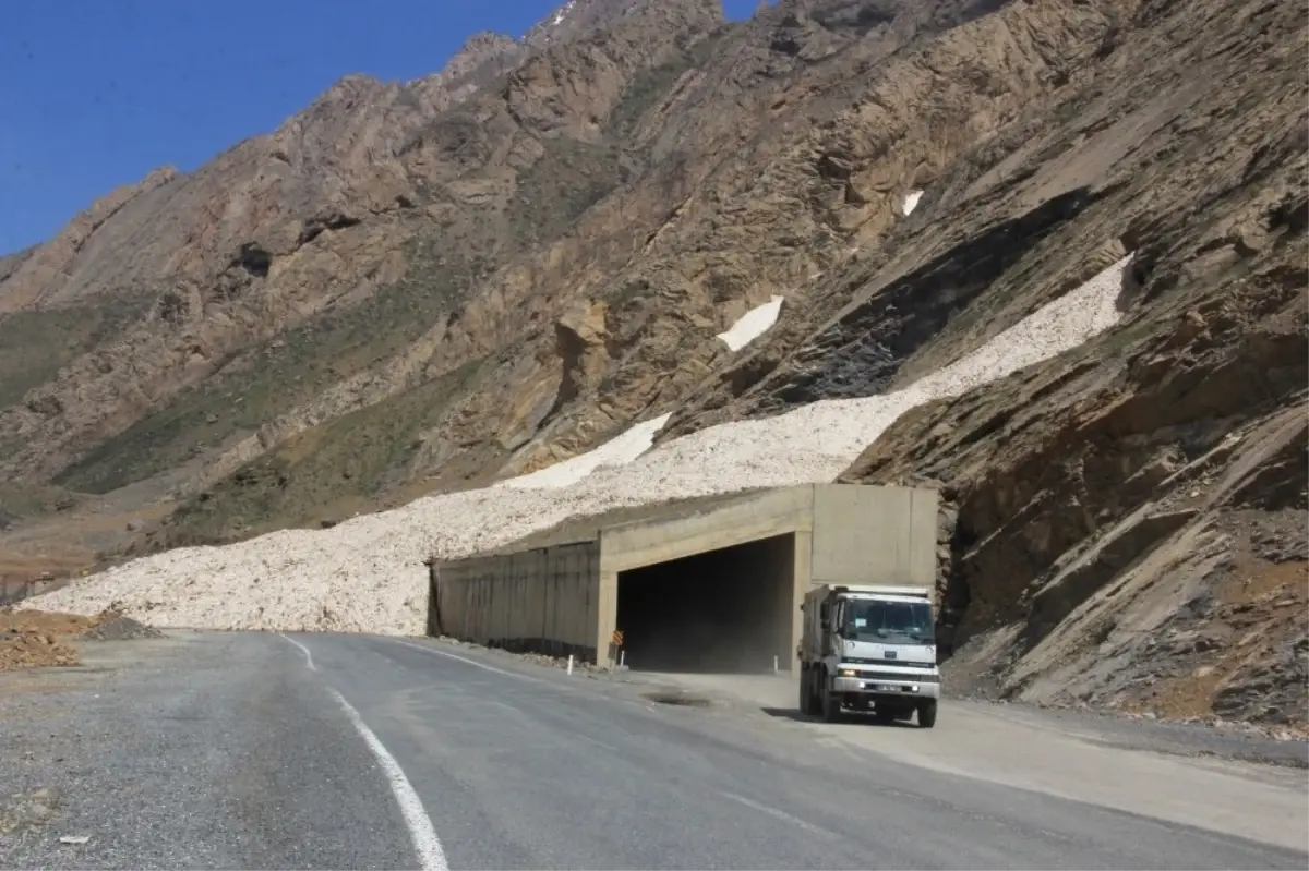 Hakkari\'deki Çığ Tünelleri Sürücüleri Sevindirdi