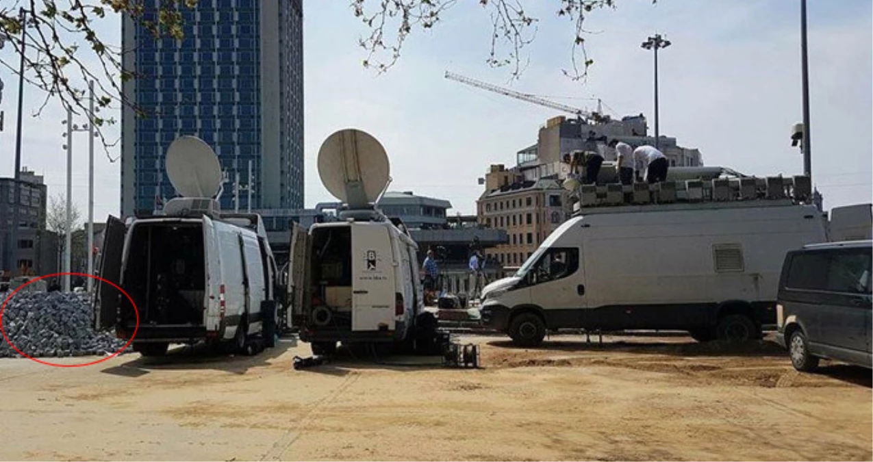 İBB Ekipleri Taksim\'de Olay Olan Kaldırım Taşlarını Kaldırdı