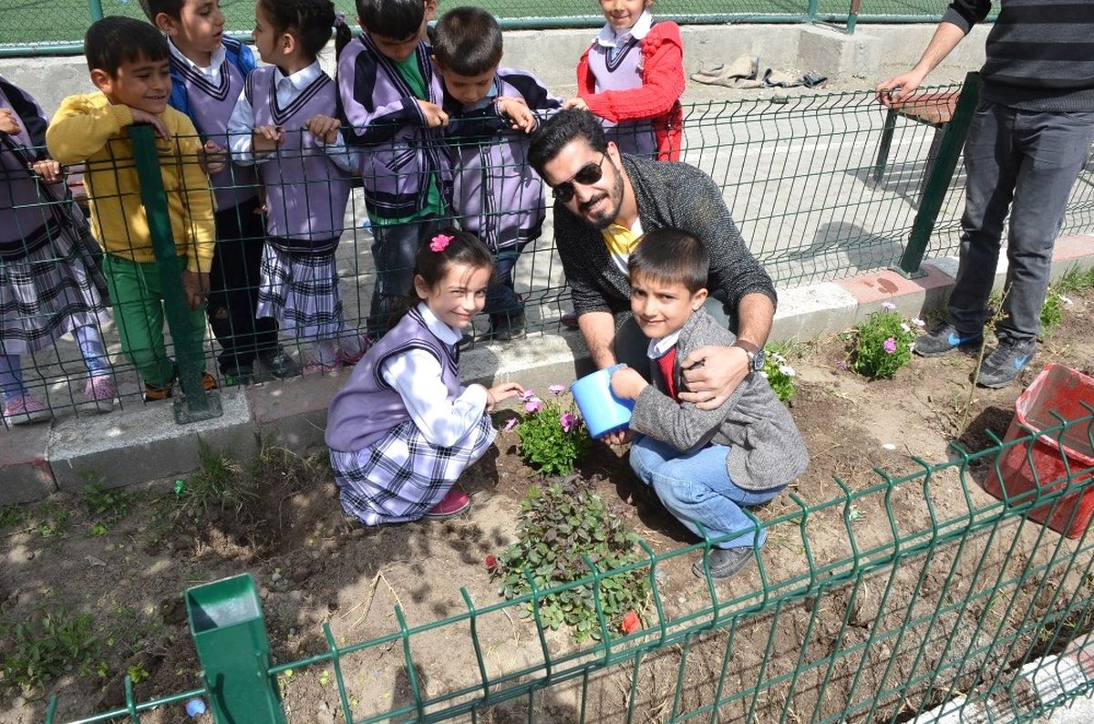 Iğdır\'da Okul Bahçesi Çiçek Bahçesi Oldu