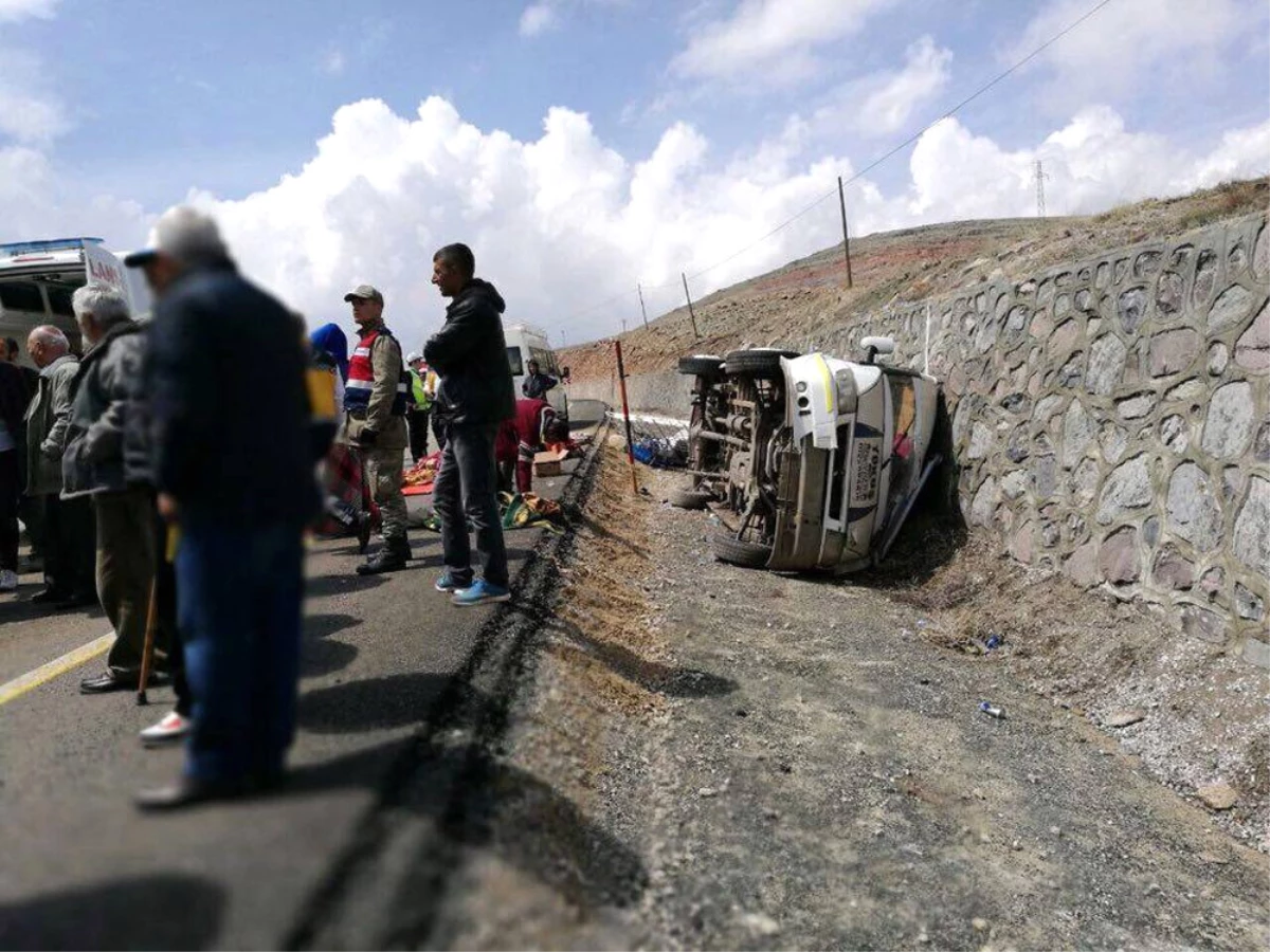 Işçileri Taşıyan Minibüs Devrildi: 13 Yaralı