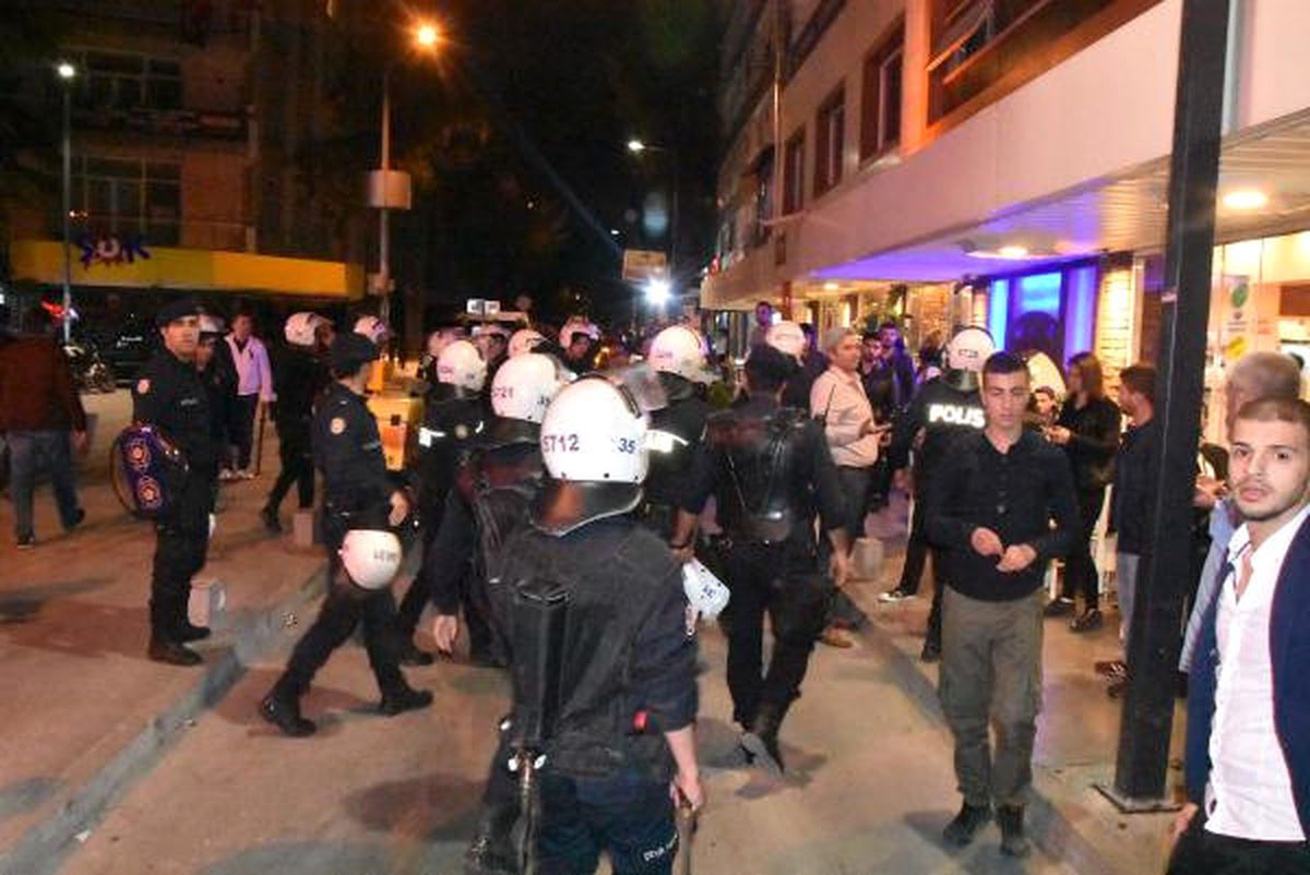 İzmir\'de Referandum Protestosuna 19 Gözaltı