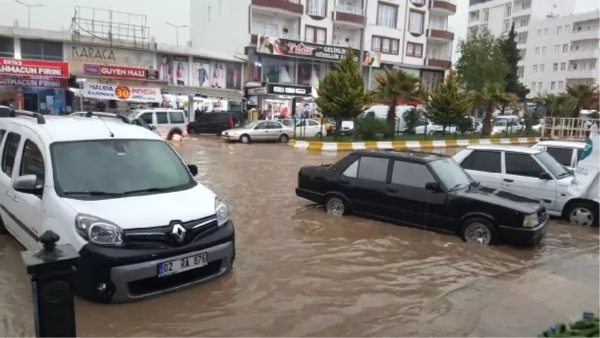 Kahta\'da Ev ve İşyerlerini Su Bastı