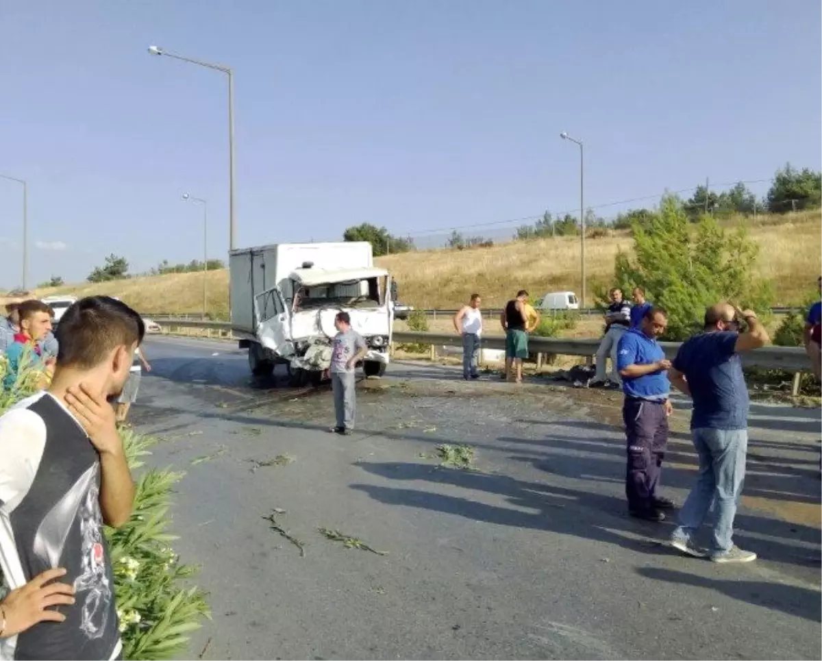 Kamyonetle Otomobil Kafa Kafaya Çarpıştı: 2 Yaralı