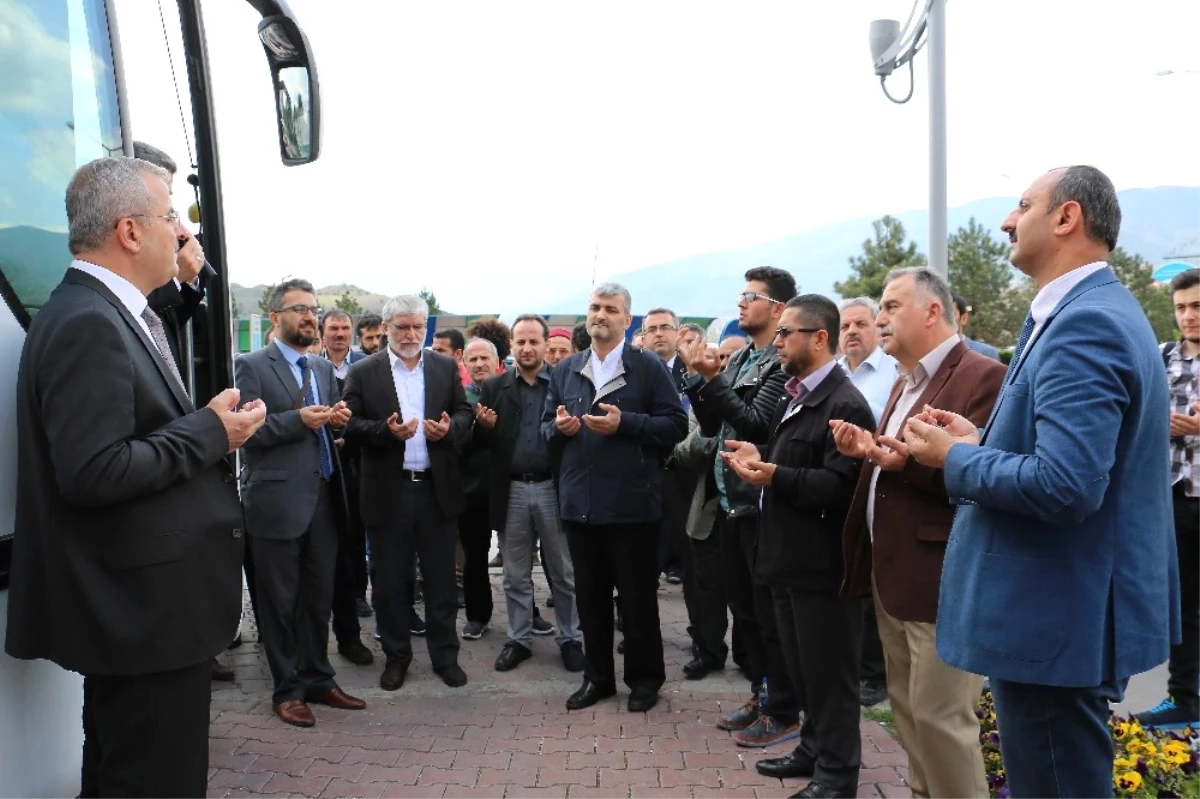 Karabük Üniversitesi Öğrencileri Dualarla Umre\'ye Uğurlandı
