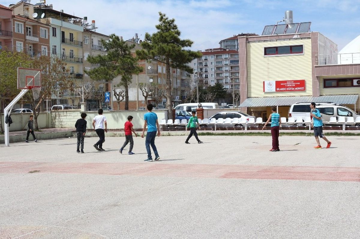 Karaman\'da Öğrencilerden Açık Alan Basketbol Sahasına Yoğun İlgi