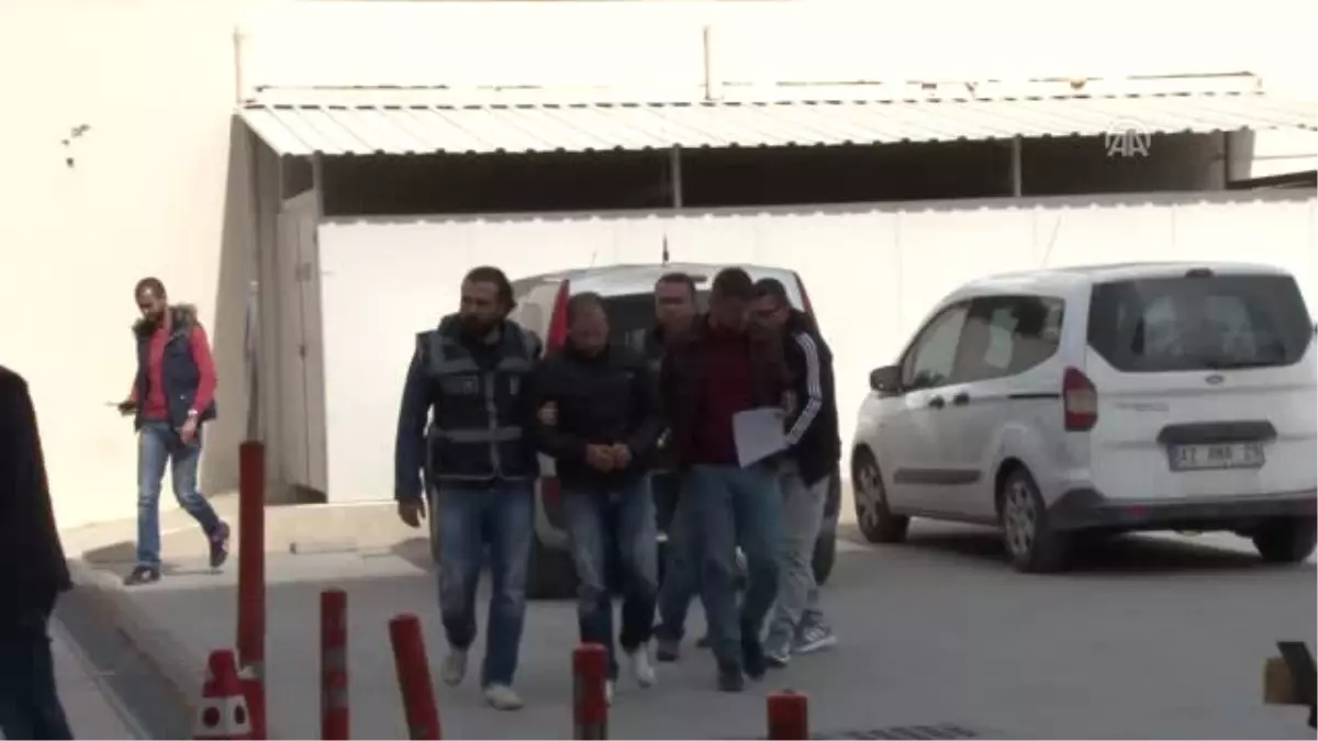 Otomobilden Para Çalan Iki Kolombiyalı Yakalandı