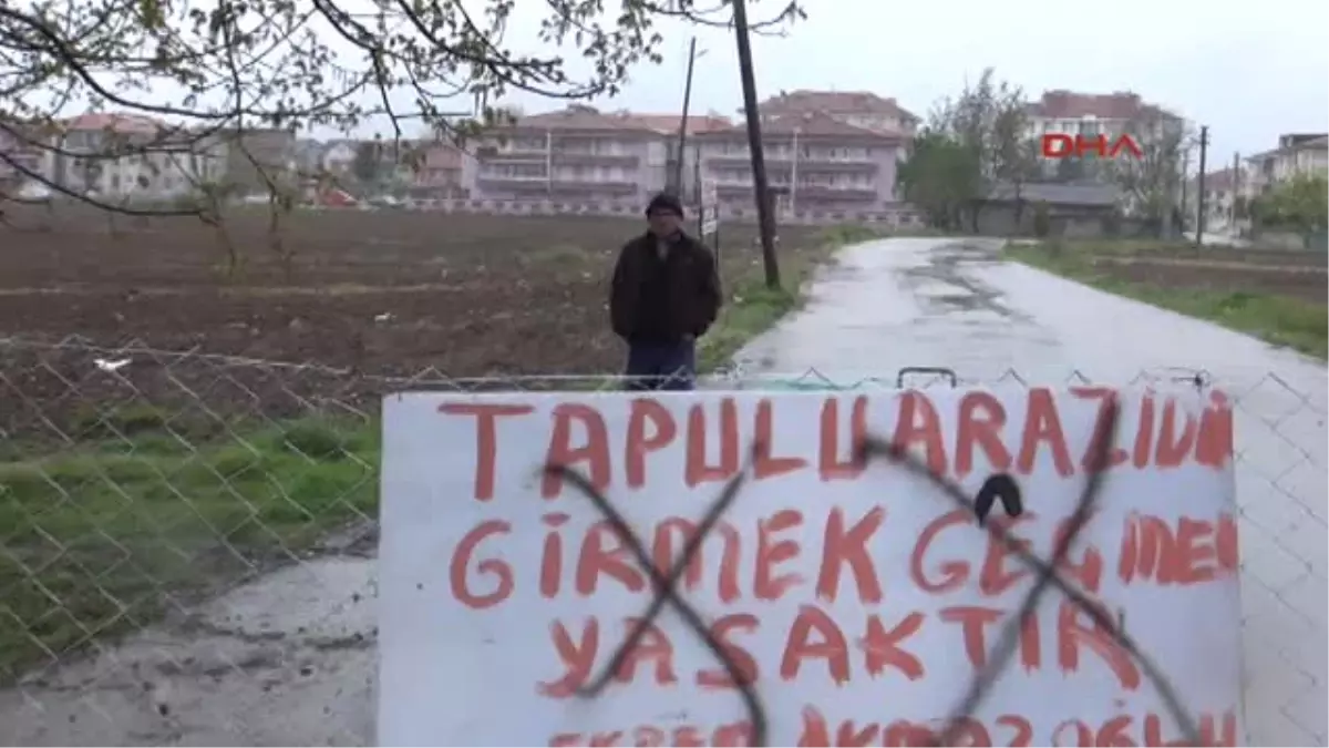 Sakarya Arazisinden Geçen Yolu Telle Çevirip Kapattı