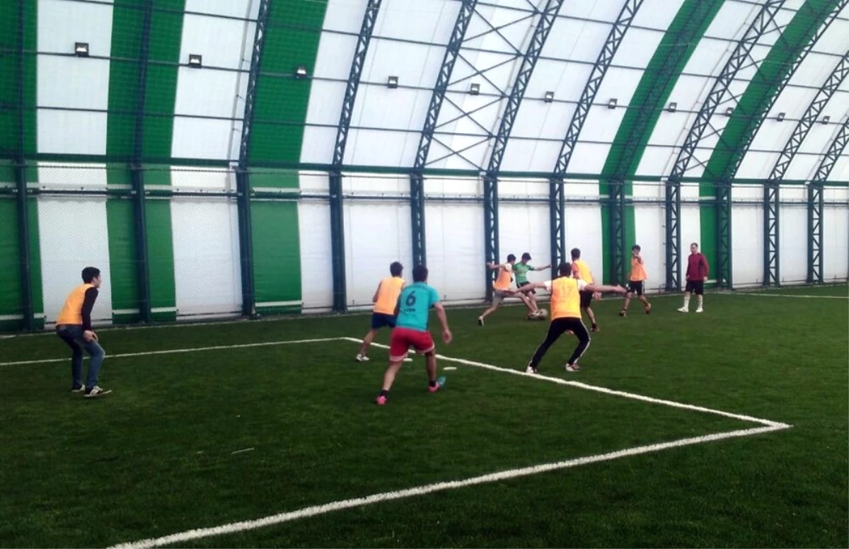 Şehitler Anısına Düzenlenen Futbol Turnuvası Başladı