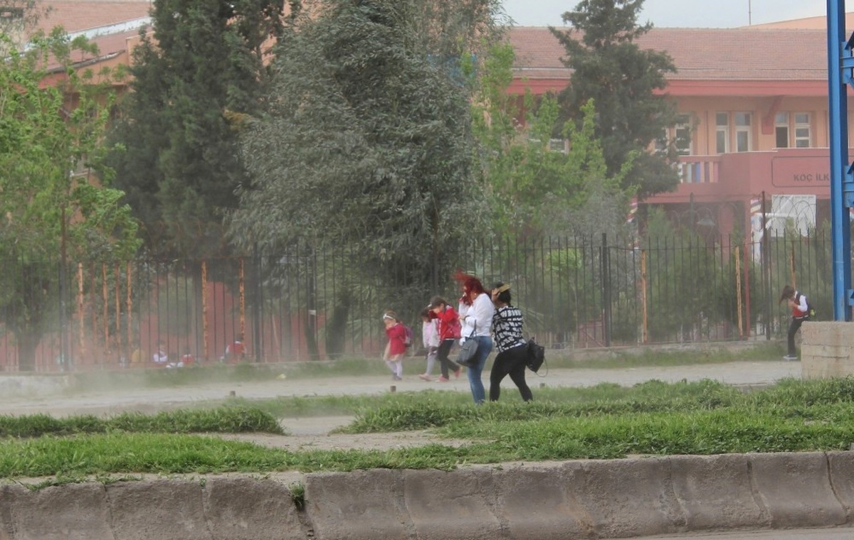Silopi\'de Fırtına Öğrencilere Zor Anlar Yaşattı