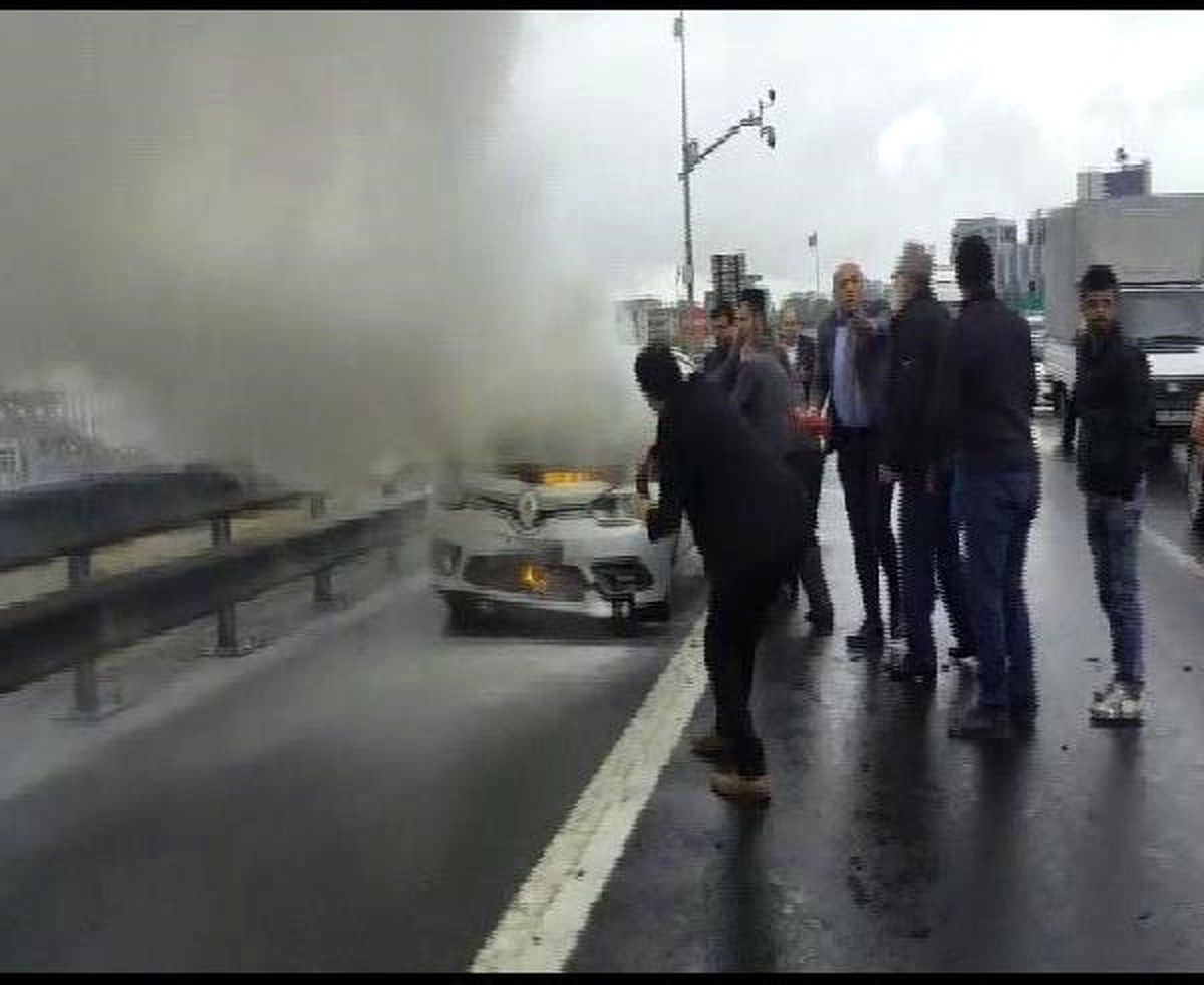 Tem\'deki Otomobil Yangınını Vatandaşlar Söndürdü
