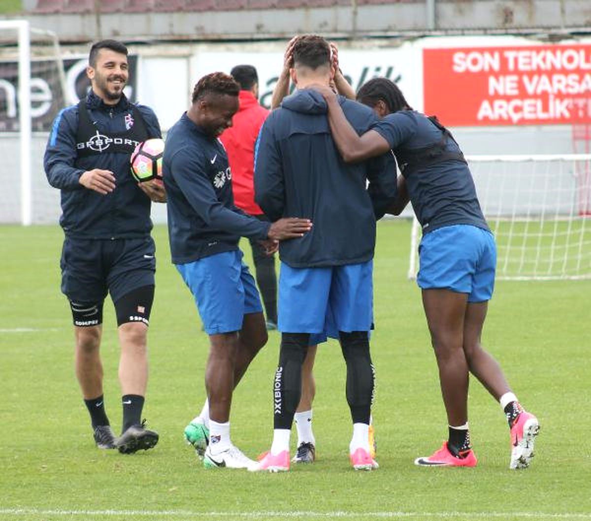 Trabzonspor\'da Neşeli Antrenman