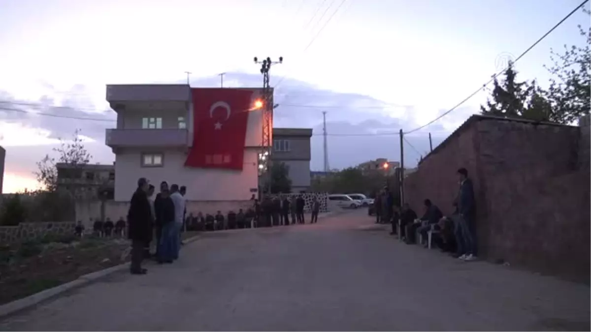 Tunceli\'de Polis Helikopterinin Düşmesi - Şehit Polis Özdemir\'in Baba Evinde Yas