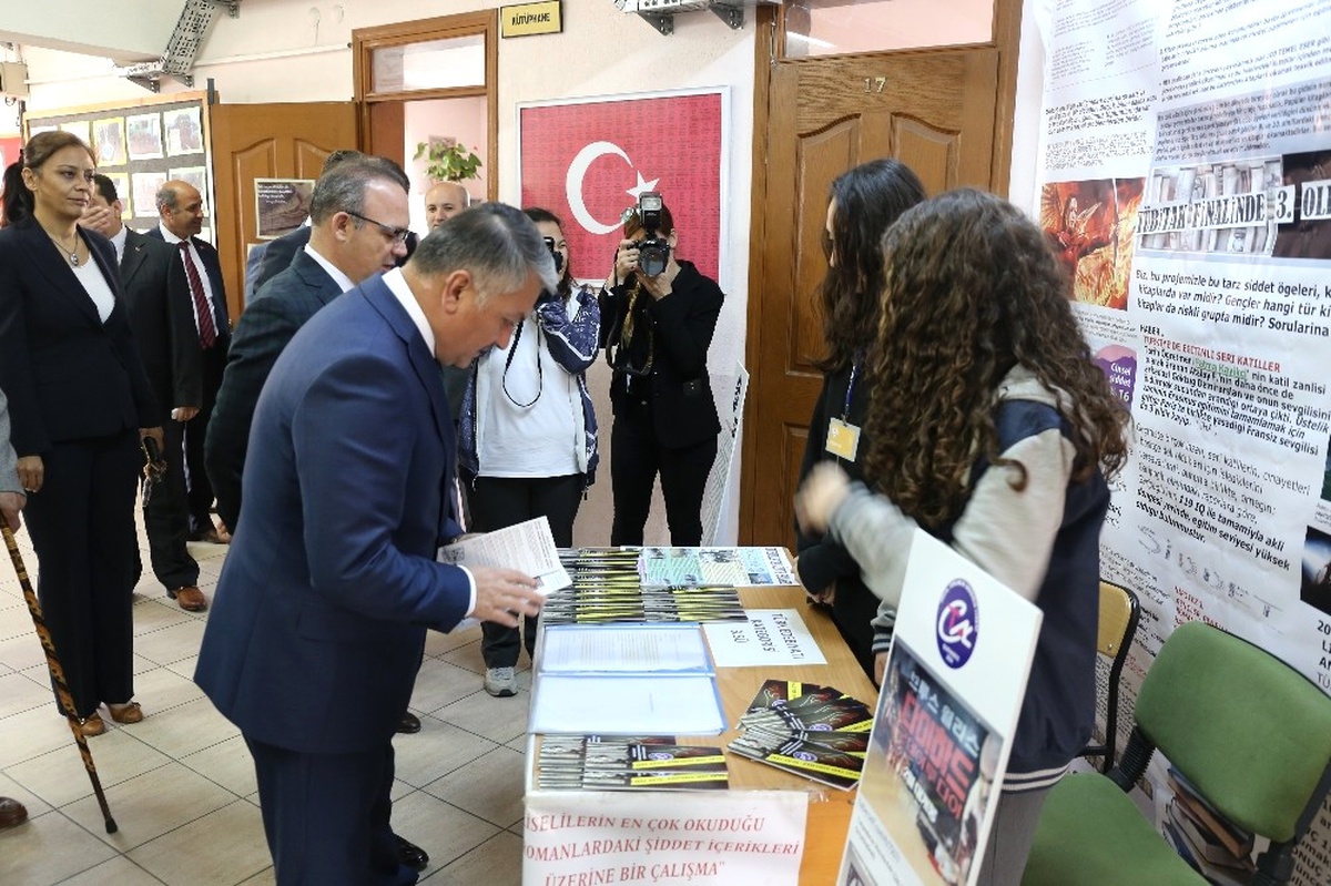 Vali Yazıcı Burhaniye\'de Öğrenciler ile Buluştu