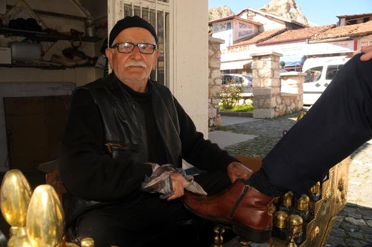 73 Yıldır Aynı Cami Önünde Ayakkabı Boyuyor
