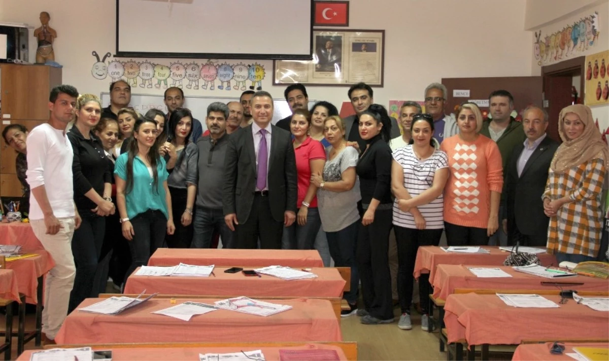 Antalya\'da Yabancı Uyruklu Veliler Türkçe Öğreniyor