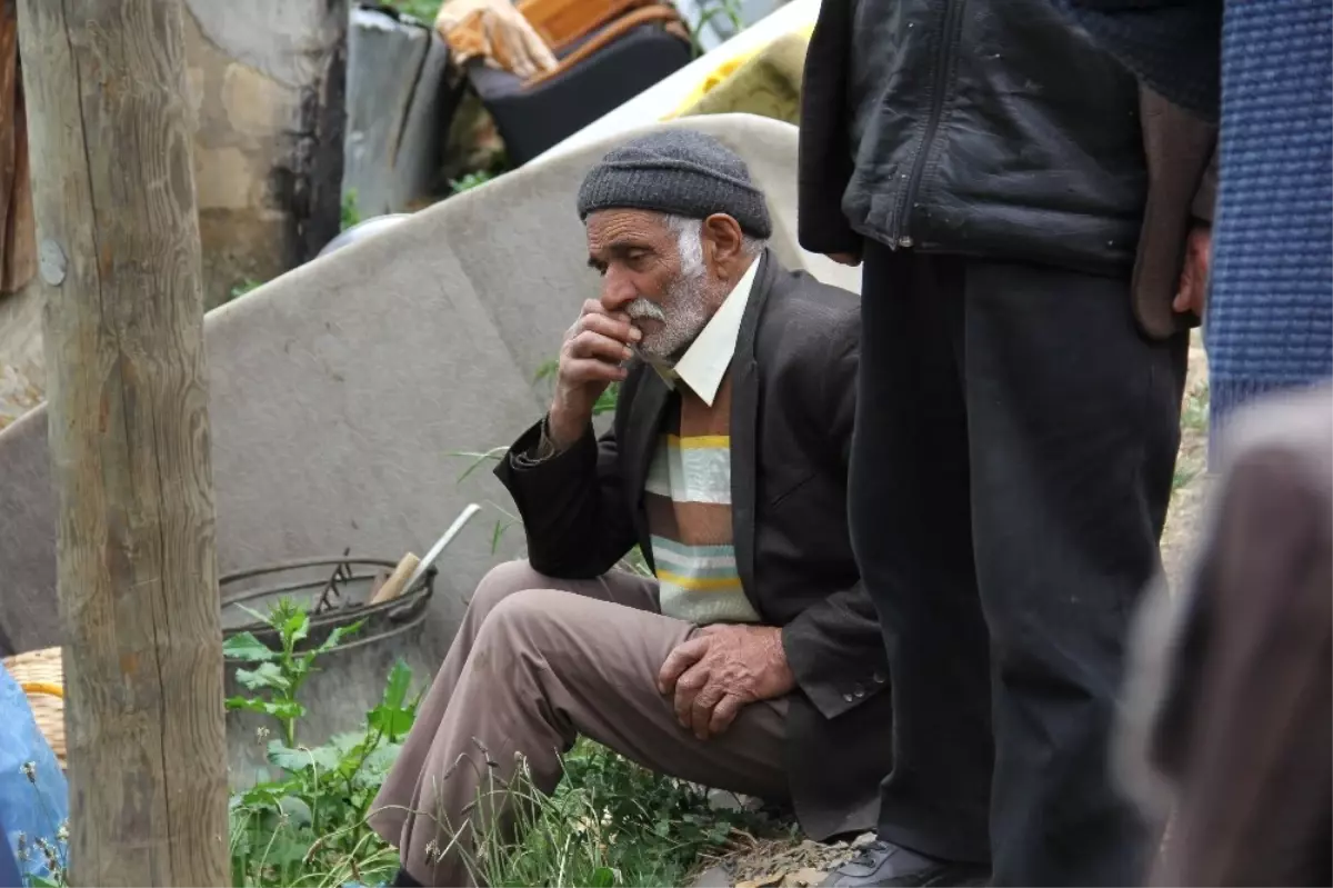 Artvin\'de Tarihi Köyde Yangın: 14 Daire Kullanılamaz Halde