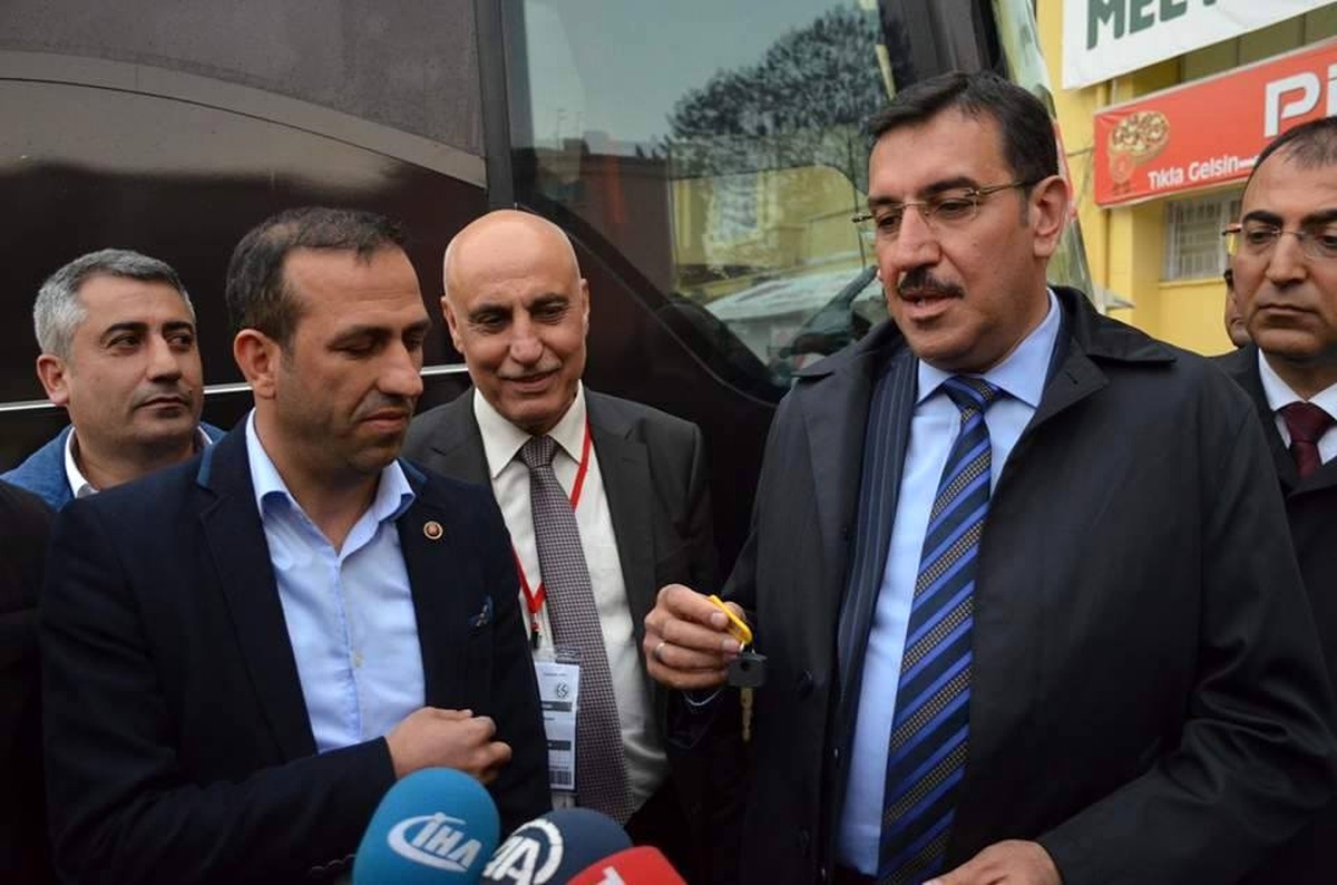 Bakan Tüfenkci Yeni Takım Otobüsünün Anahtarını Teslim Etti